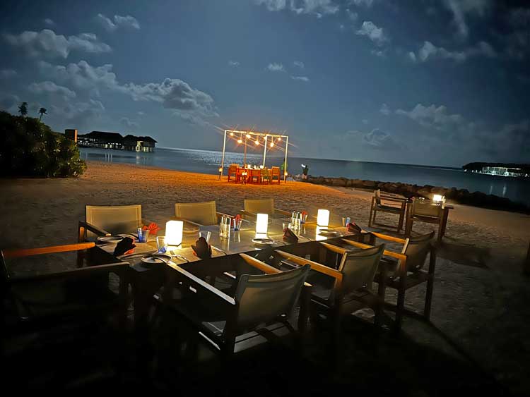Dining on the beach at Sun Siyam Olhuveli. Photo by Janna Graber