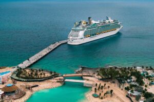 Cruise in Coco Cay, The Bahamas. Photo by Adam Gonzales, Unsplash