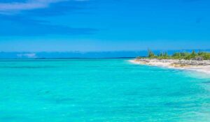 Clear blue waters of Turks and Caicos. Photo by Canva